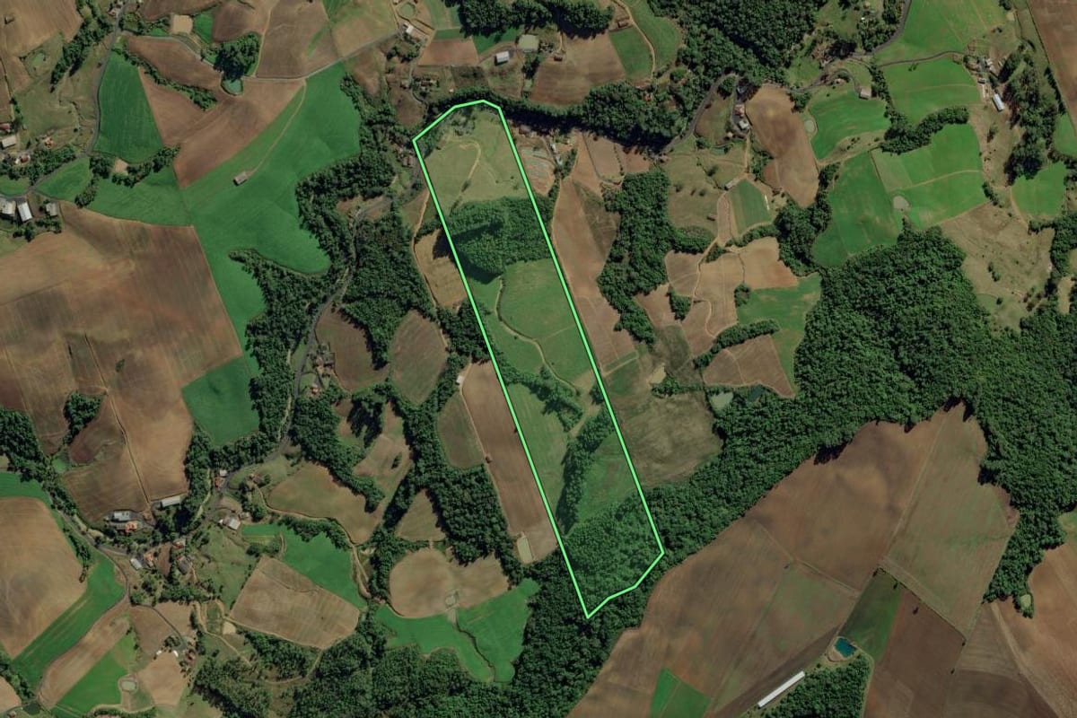 Imagem de satélite do imóvel rural em Ituporanga (SC), com o contorno declarado no CAR desenhado por cima.