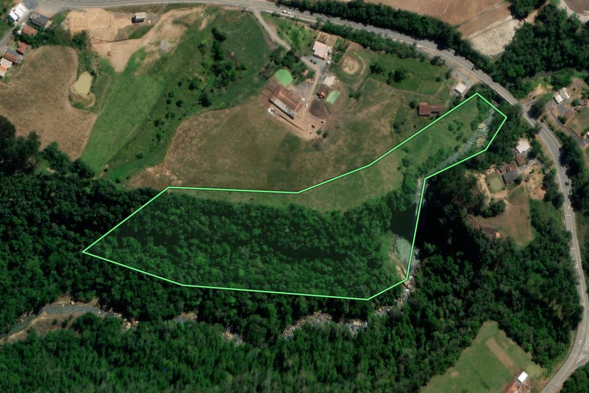 Imagem de satélite do imóvel rural em Ituporanga (SC), com o contorno declarado no CAR desenhado por cima.
