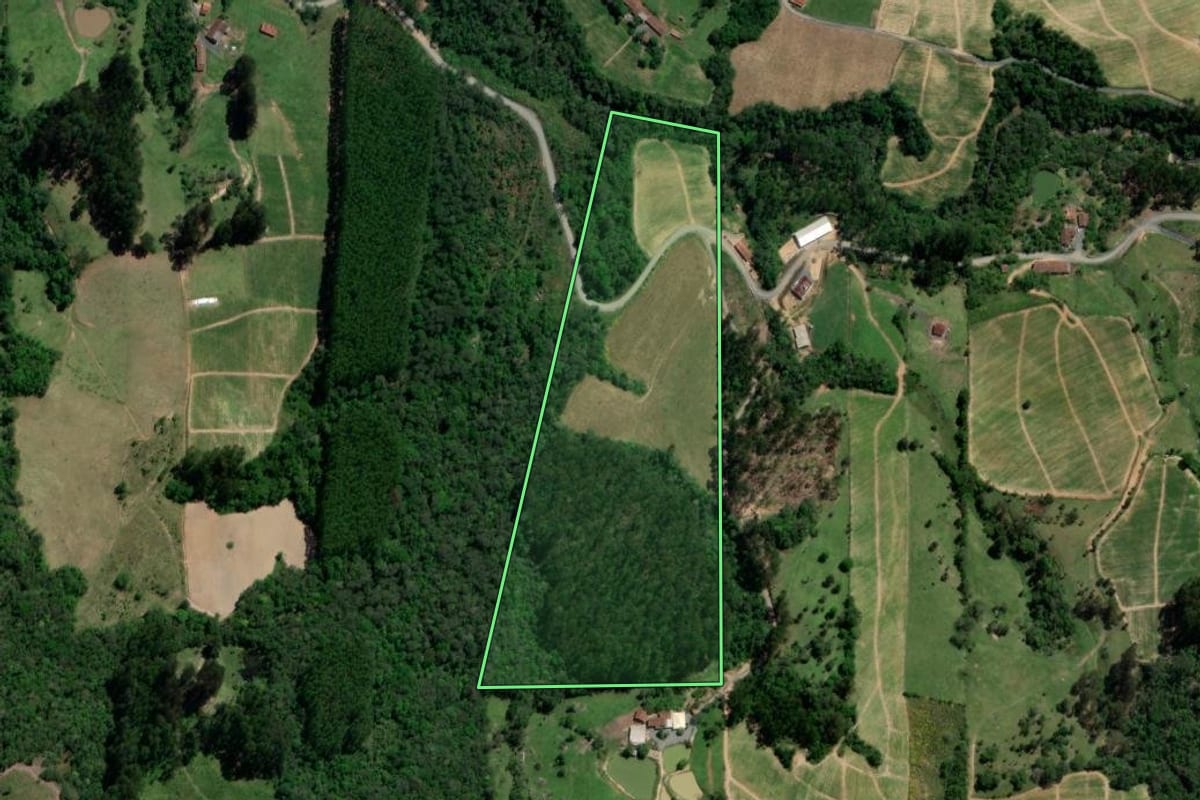 Imagem de satélite do imóvel rural em Ituporanga (SC), com o contorno declarado no CAR desenhado por cima.