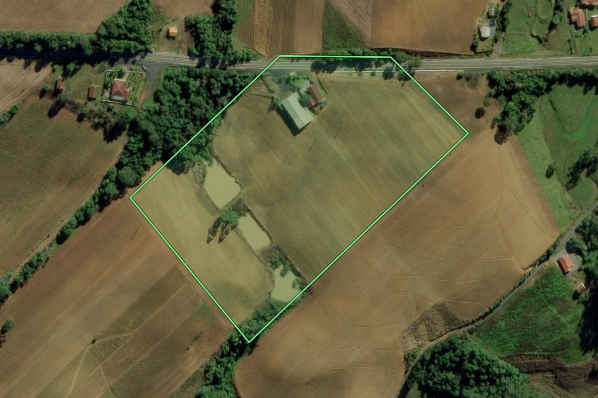 Imagem de satélite do imóvel rural em Ituporanga (SC), com o contorno declarado no CAR desenhado por cima.