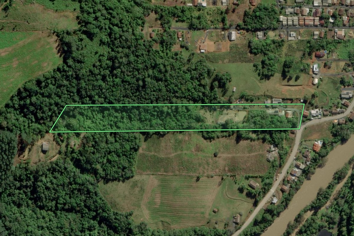Imagem de satélite do imóvel rural em Ituporanga (SC), com o contorno declarado no CAR desenhado por cima.