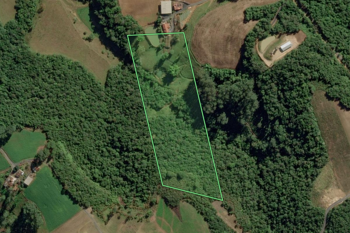 Imagem de satélite do imóvel rural em Ituporanga (SC), com o contorno declarado no CAR desenhado por cima.