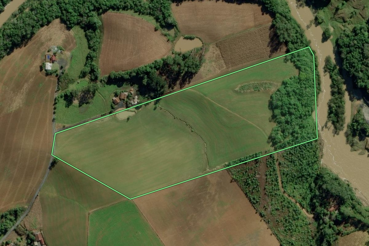 Imagem de satélite do imóvel rural em Ituporanga (SC), com o contorno declarado no CAR desenhado por cima.