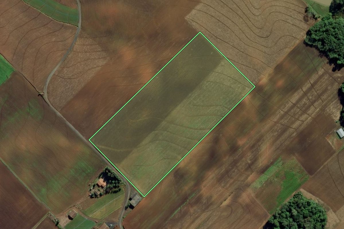 Imagem de satélite do imóvel rural em Ituporanga (SC), com o contorno declarado no CAR desenhado por cima.