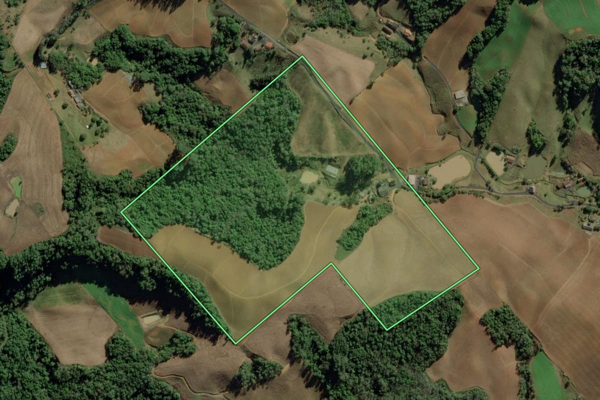 Imagem de satélite do imóvel rural em Ituporanga (SC), com o contorno declarado no CAR desenhado por cima.