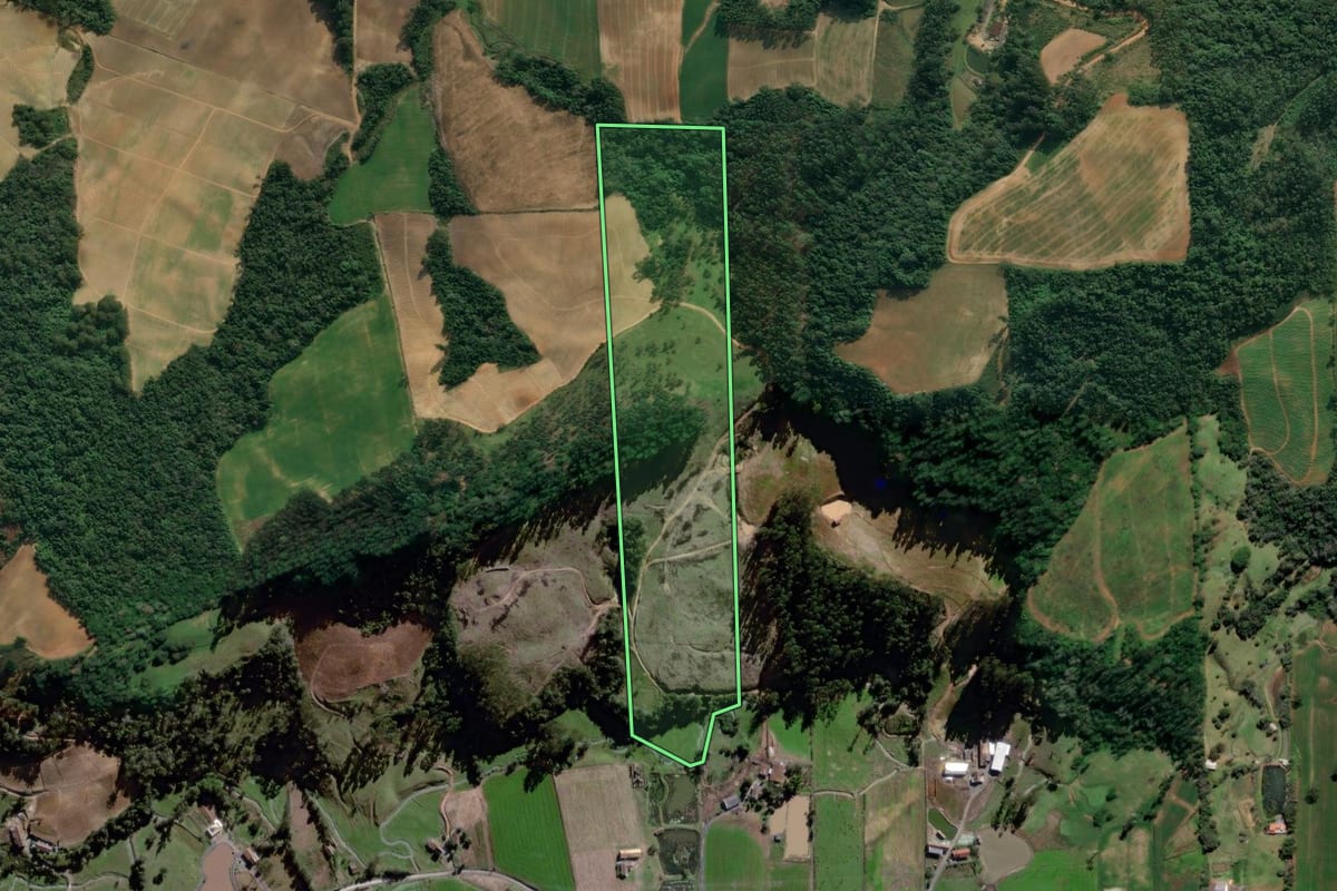 Imagem de satélite do imóvel rural em Ituporanga (SC), com o contorno declarado no CAR desenhado por cima.