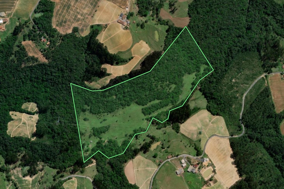 Imagem de satélite do imóvel rural em Ituporanga (SC), com o contorno declarado no CAR desenhado por cima.