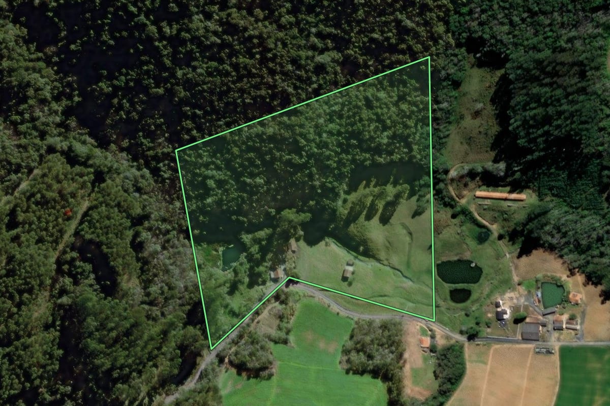 Imagem de satélite do imóvel rural em Ituporanga (SC), com o contorno declarado no CAR desenhado por cima.