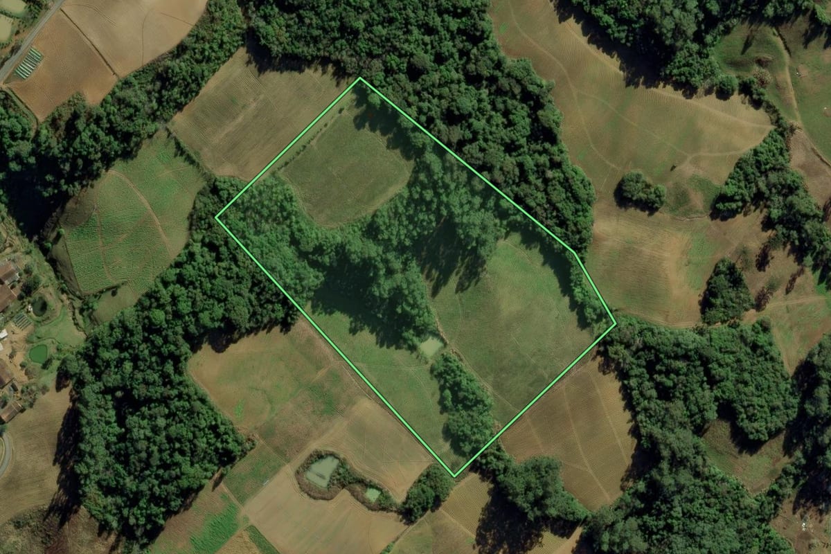 Imagem de satélite do imóvel rural em Ituporanga (SC), com o contorno declarado no CAR desenhado por cima.
