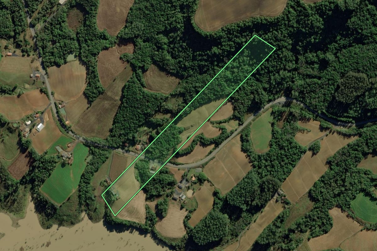Imagem de satélite do imóvel rural em Ituporanga (SC), com o contorno declarado no CAR desenhado por cima.