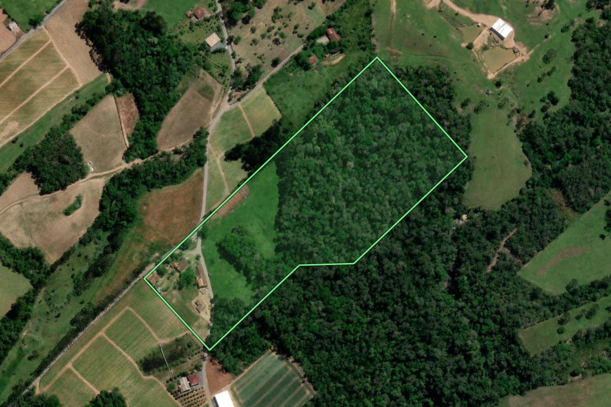 Imagem de satélite do imóvel rural em Ituporanga (SC), com o contorno declarado no CAR desenhado por cima.