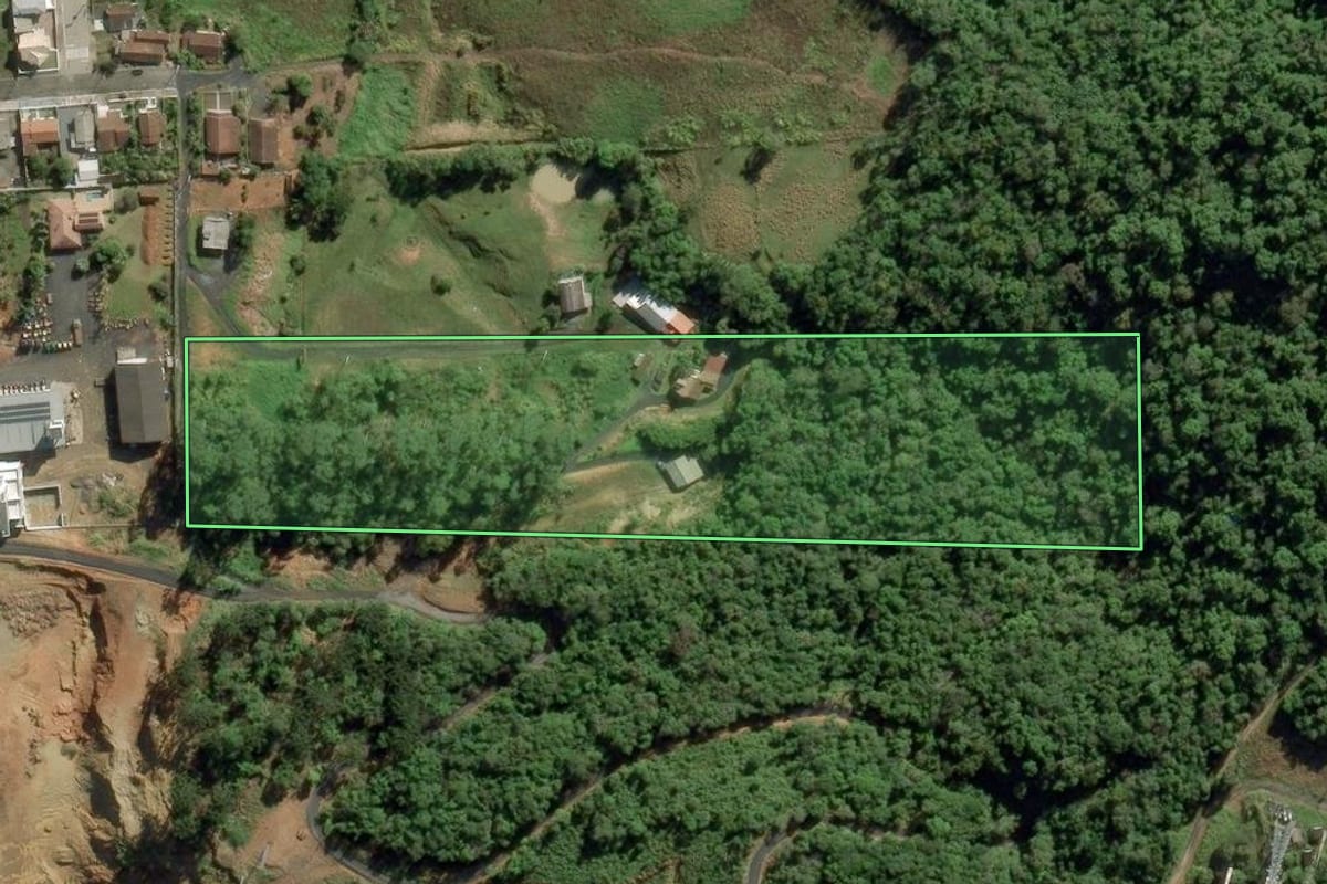 Imagem de satélite do imóvel rural em Ituporanga (SC), com o contorno declarado no CAR desenhado por cima.