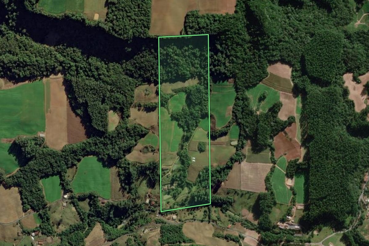 Imagem de satélite do imóvel rural em Ituporanga (SC), com o contorno declarado no CAR desenhado por cima.