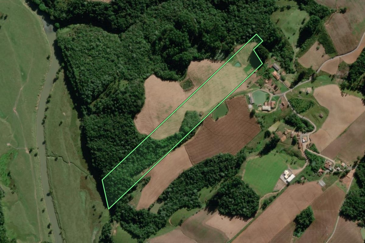 Imagem de satélite do imóvel rural em Ituporanga (SC), com o contorno declarado no CAR desenhado por cima.