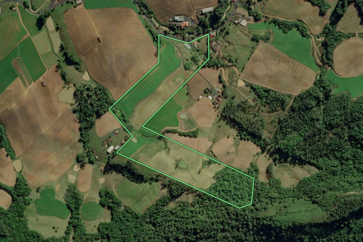 Imagem de satélite do imóvel rural em Ituporanga (SC), com o contorno declarado no CAR desenhado por cima.