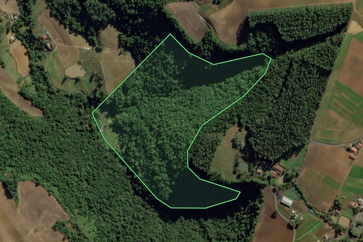 Imagem de satélite do imóvel rural em Ituporanga (SC), com o contorno declarado no CAR desenhado por cima.
