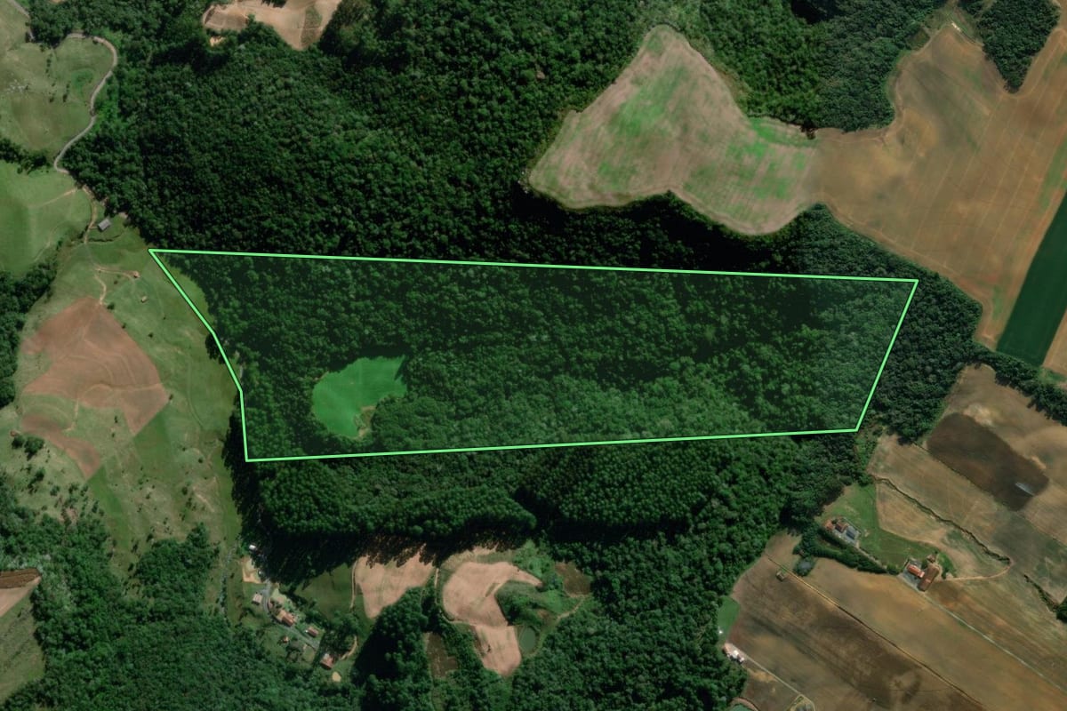 Imagem de satélite do imóvel rural em Ituporanga (SC), com o contorno declarado no CAR desenhado por cima.