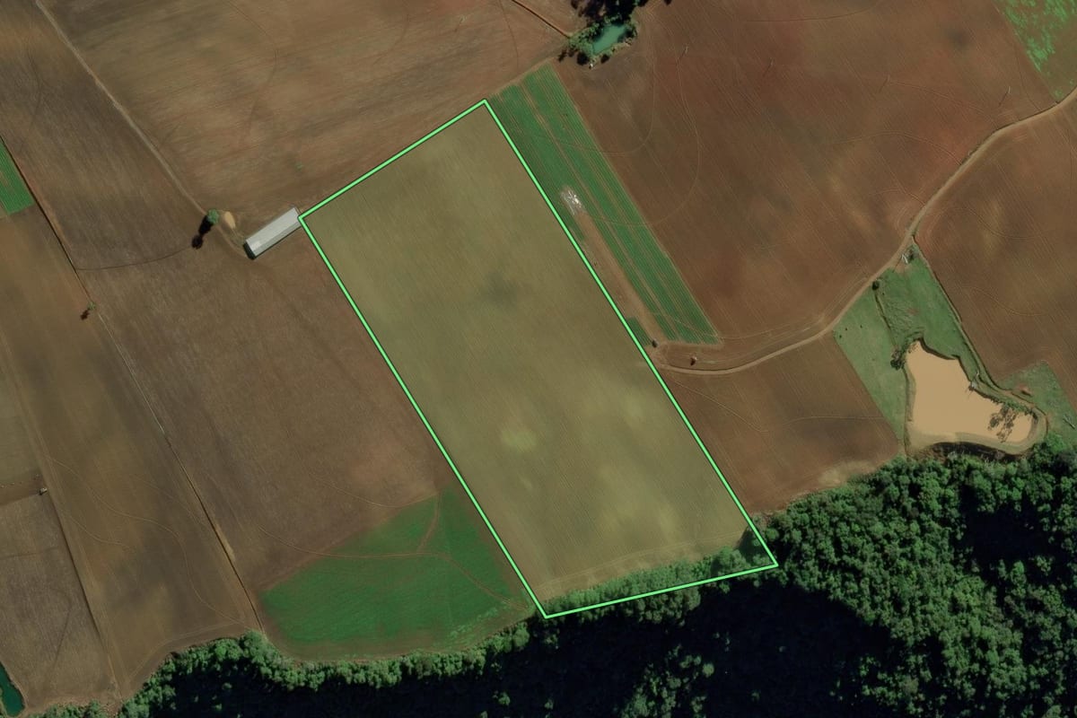 Imagem de satélite do imóvel rural em Ituporanga (SC), com o contorno declarado no CAR desenhado por cima.