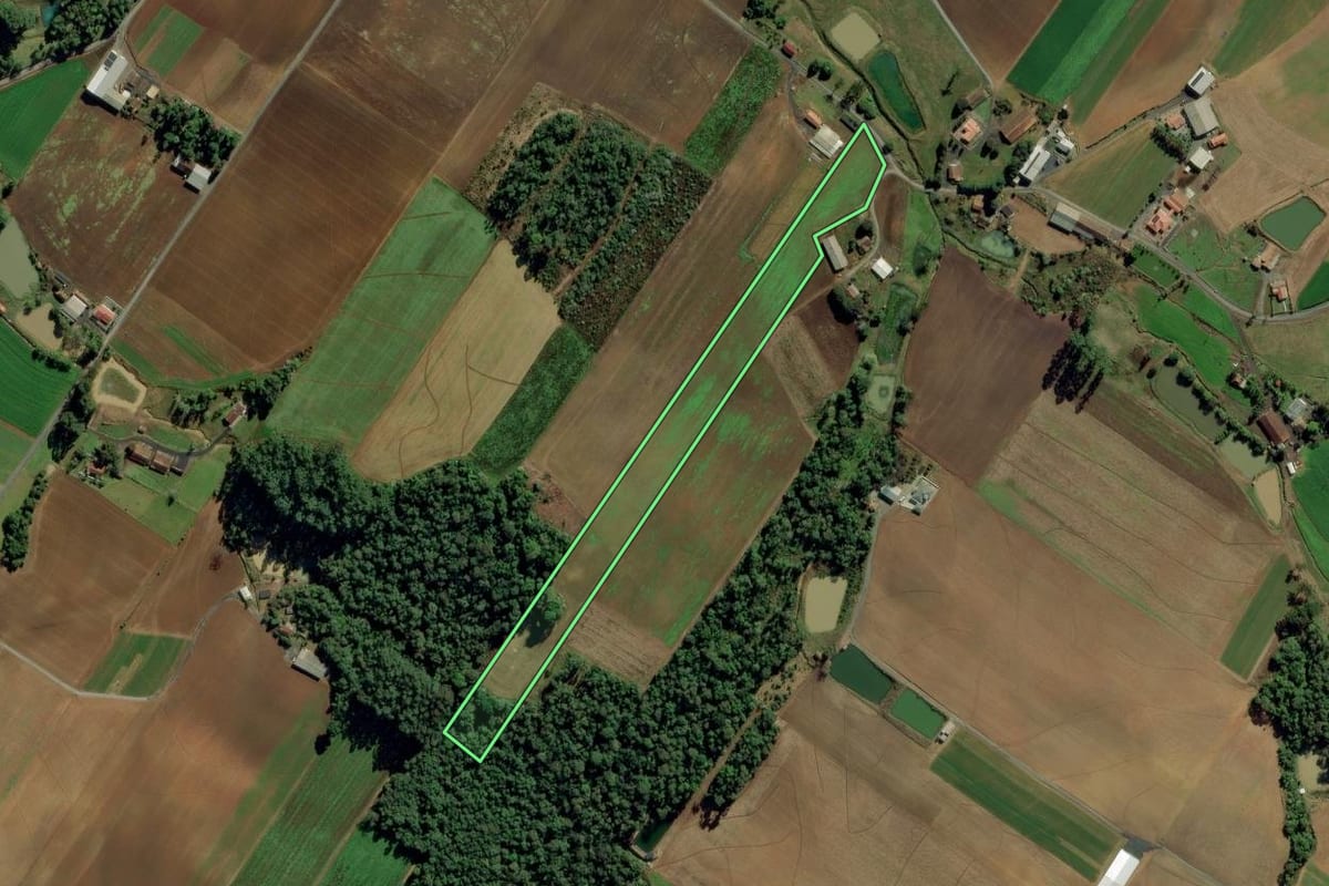 Imagem de satélite do imóvel rural em Ituporanga (SC), com o contorno declarado no CAR desenhado por cima.