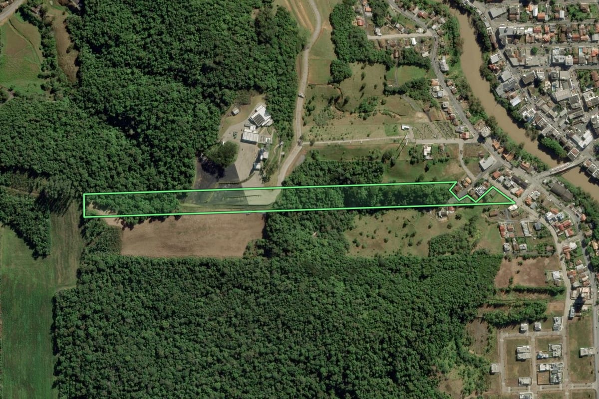 Imagem de satélite do imóvel rural em Ituporanga (SC), com o contorno declarado no CAR desenhado por cima.