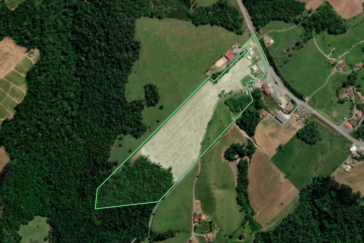 Imagem de satélite do imóvel rural em Ituporanga (SC), com o contorno declarado no CAR desenhado por cima.