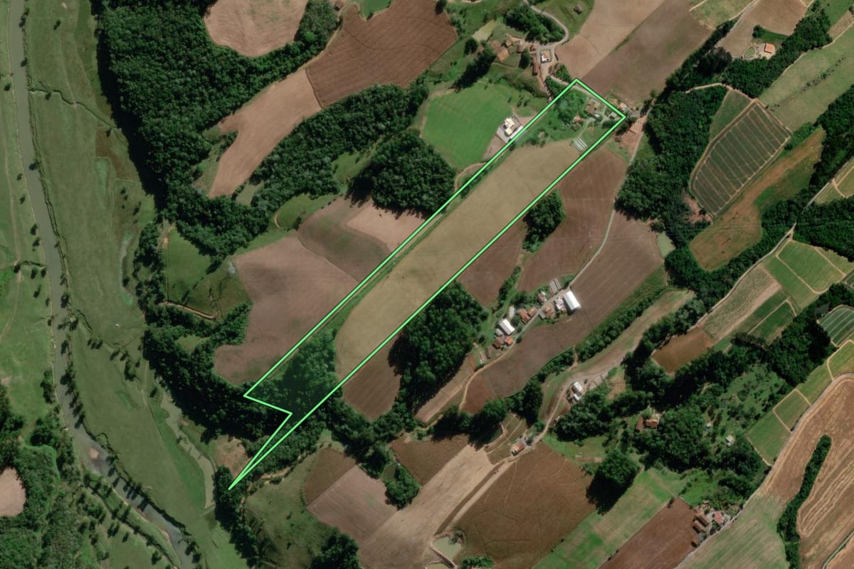 Imagem de satélite do imóvel rural em Ituporanga (SC), com o contorno declarado no CAR desenhado por cima.