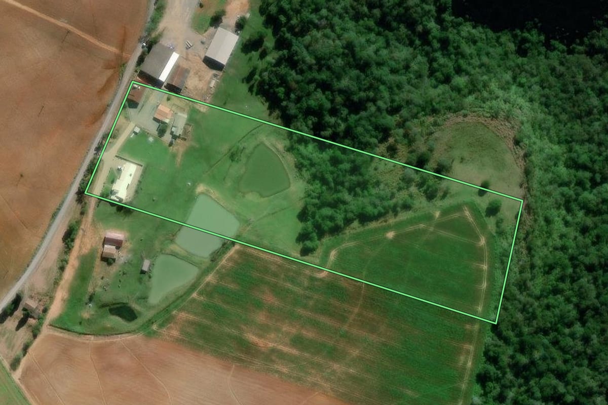 Imagem de satélite do imóvel rural em Ituporanga (SC), com o contorno declarado no CAR desenhado por cima.