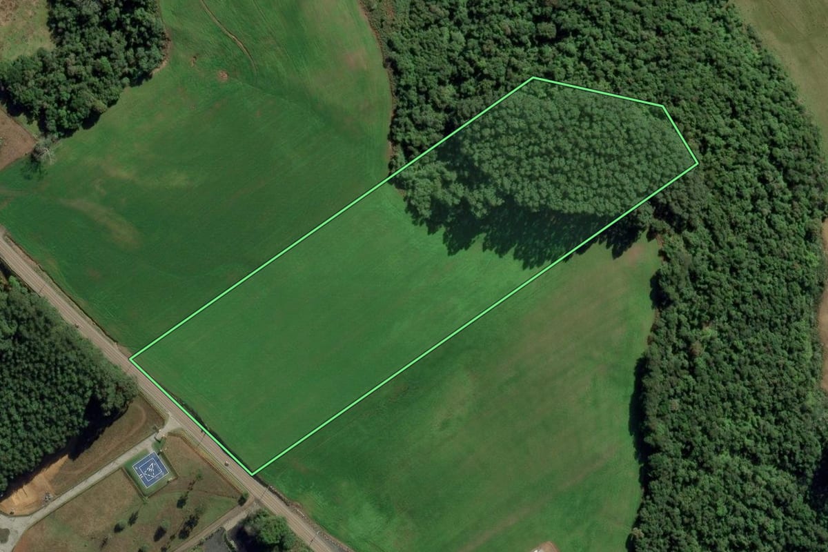 Imagem de satélite do imóvel rural em Ituporanga (SC), com o contorno declarado no CAR desenhado por cima.