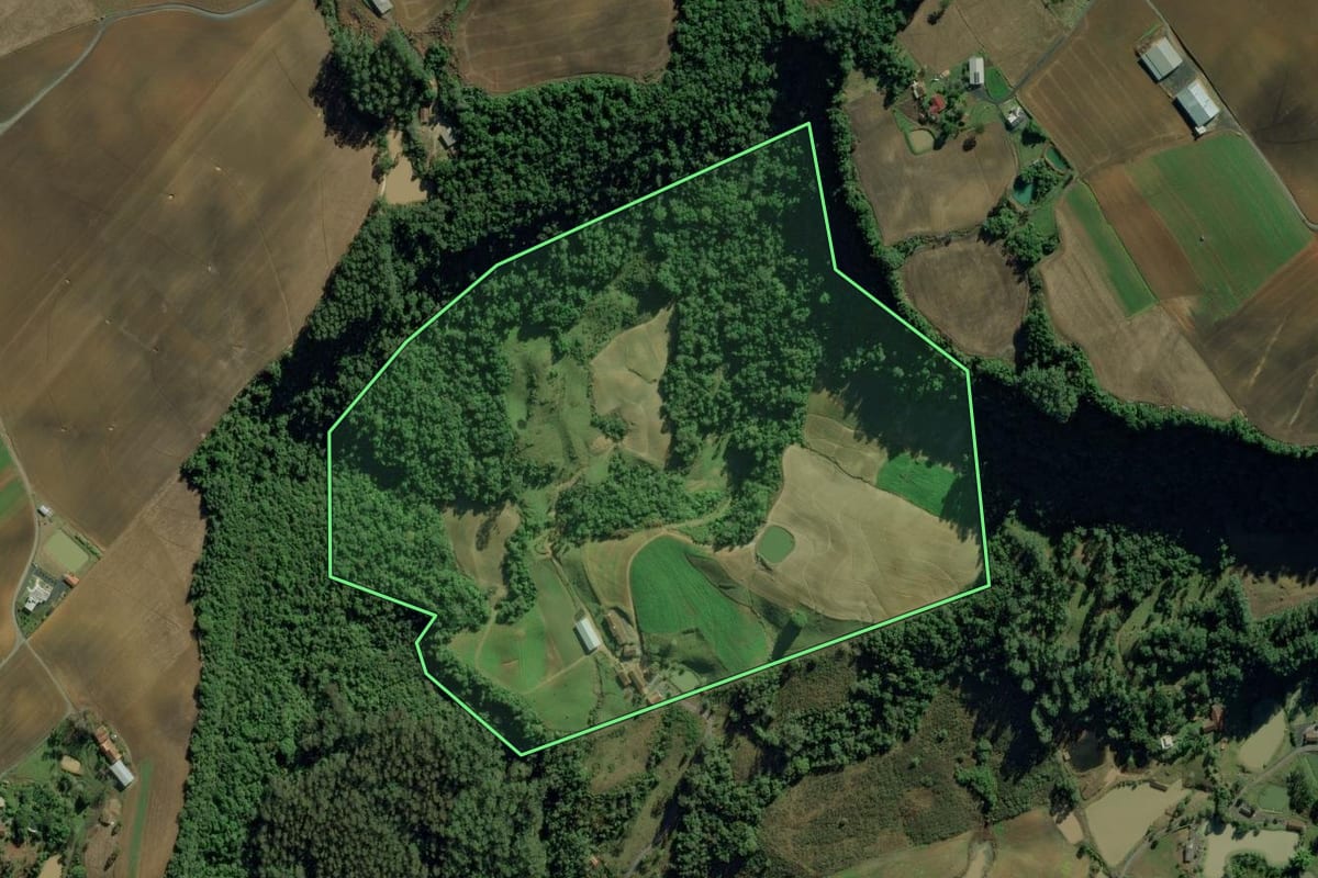 Imagem de satélite do imóvel rural em Ituporanga (SC), com o contorno declarado no CAR desenhado por cima.