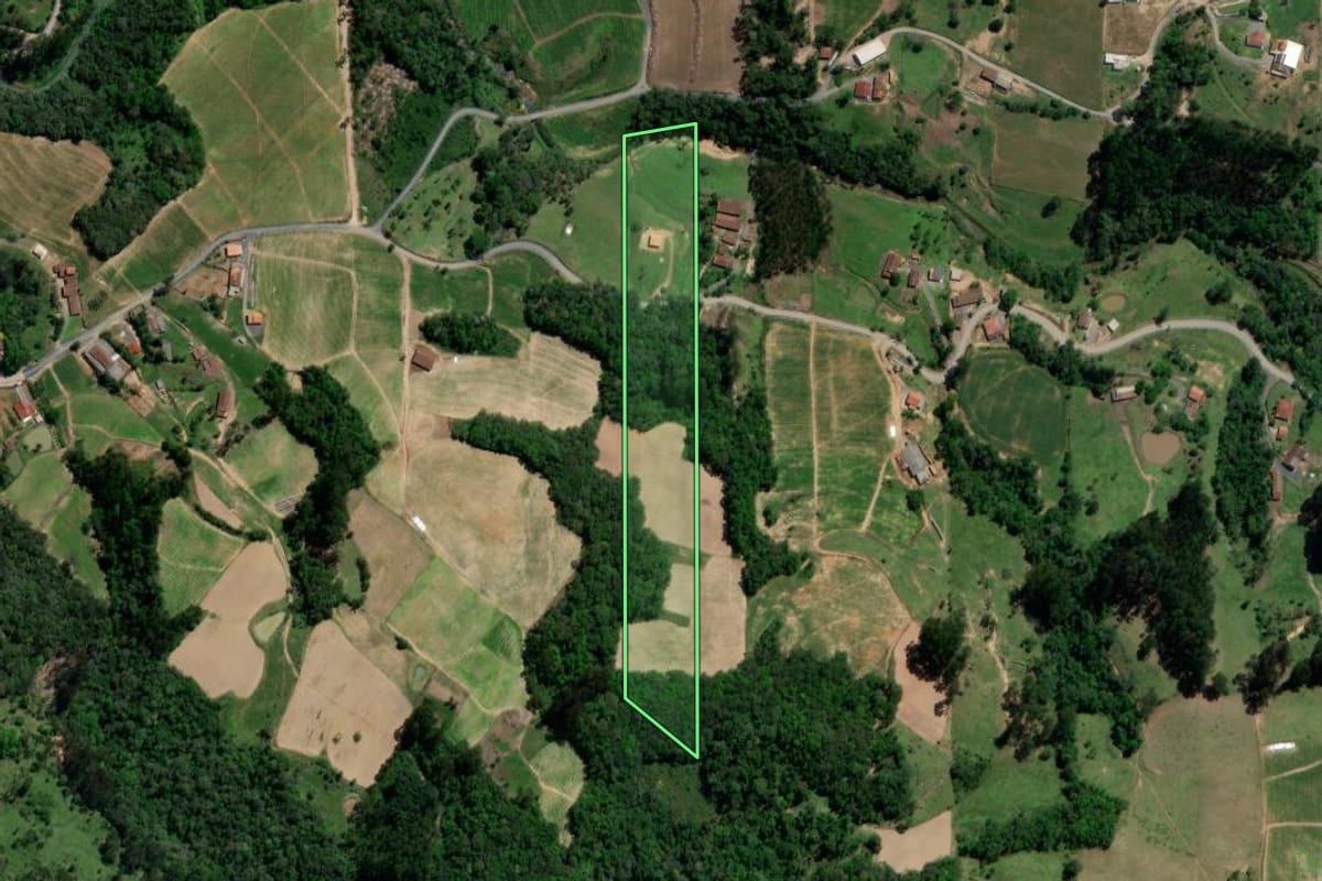 Imagem de satélite do imóvel rural em Ituporanga (SC), com o contorno declarado no CAR desenhado por cima.