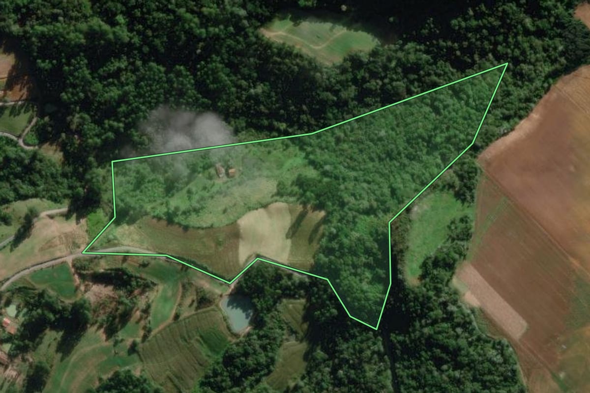 Imagem de satélite do imóvel rural em Ituporanga (SC), com o contorno declarado no CAR desenhado por cima.