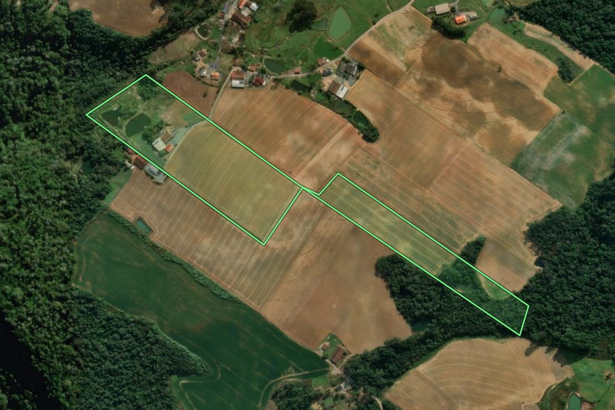 Imagem de satélite do imóvel rural em Ituporanga (SC), com o contorno declarado no CAR desenhado por cima.