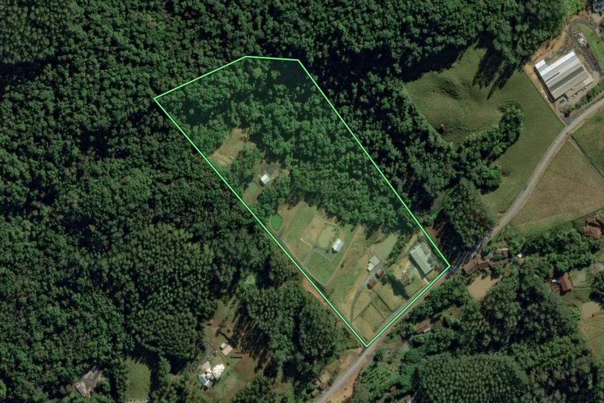 Imagem de satélite do imóvel rural em Ituporanga (SC), com o contorno declarado no CAR desenhado por cima.