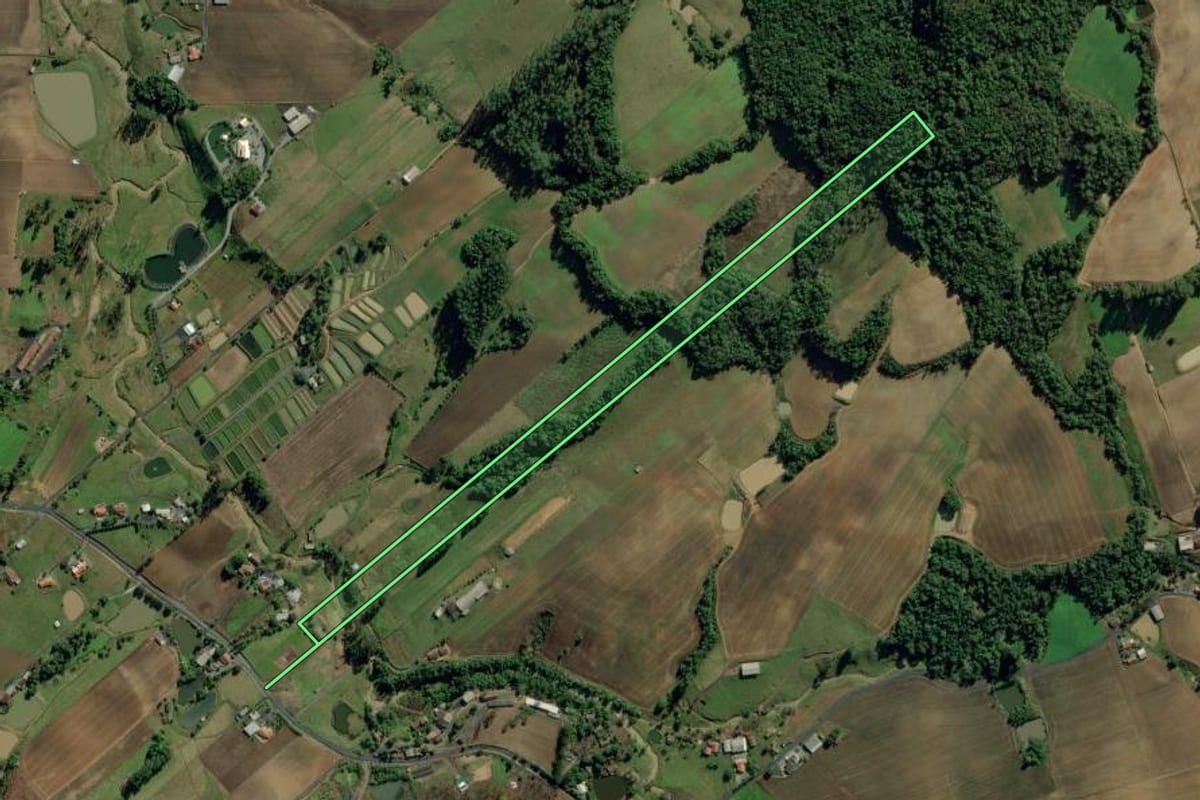 Imagem de satélite do imóvel rural em Ituporanga (SC), com o contorno declarado no CAR desenhado por cima.