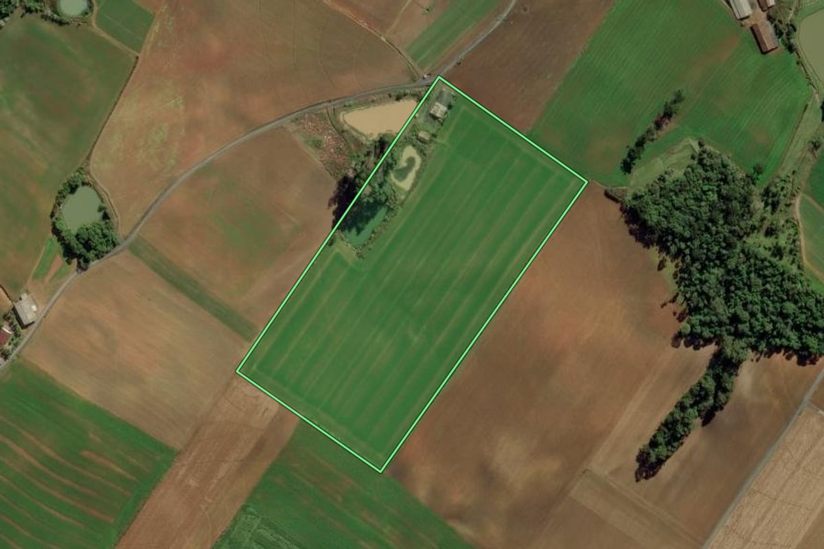 Imagem de satélite do imóvel rural em Ituporanga (SC), com o contorno declarado no CAR desenhado por cima.