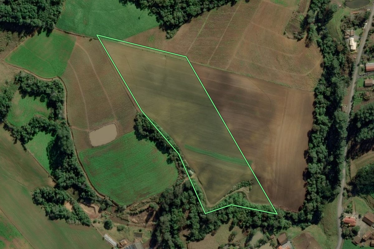 Imagem de satélite do imóvel rural em Ituporanga (SC), com o contorno declarado no CAR desenhado por cima.