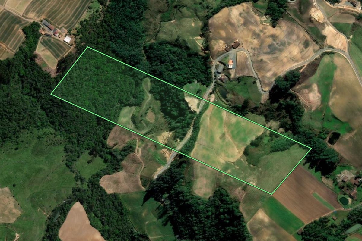 Imagem de satélite do imóvel rural em Ituporanga (SC), com o contorno declarado no CAR desenhado por cima.