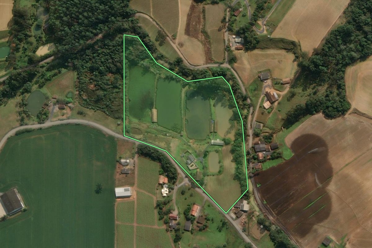 Imagem de satélite do imóvel rural em Ituporanga (SC), com o contorno declarado no CAR desenhado por cima.