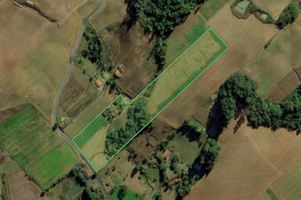 Imagem de satélite do imóvel rural em Ituporanga (SC), com o contorno declarado no CAR desenhado por cima.