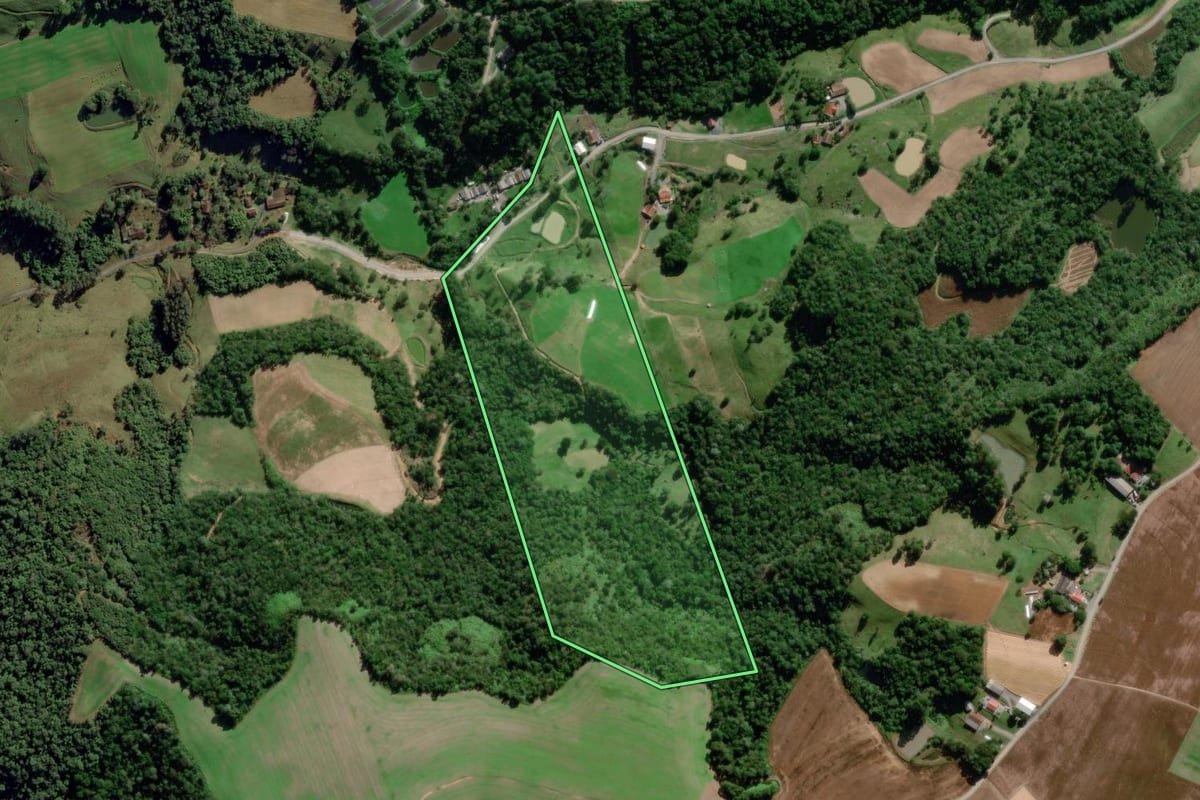 Imagem de satélite do imóvel rural em Ituporanga (SC), com o contorno declarado no CAR desenhado por cima.