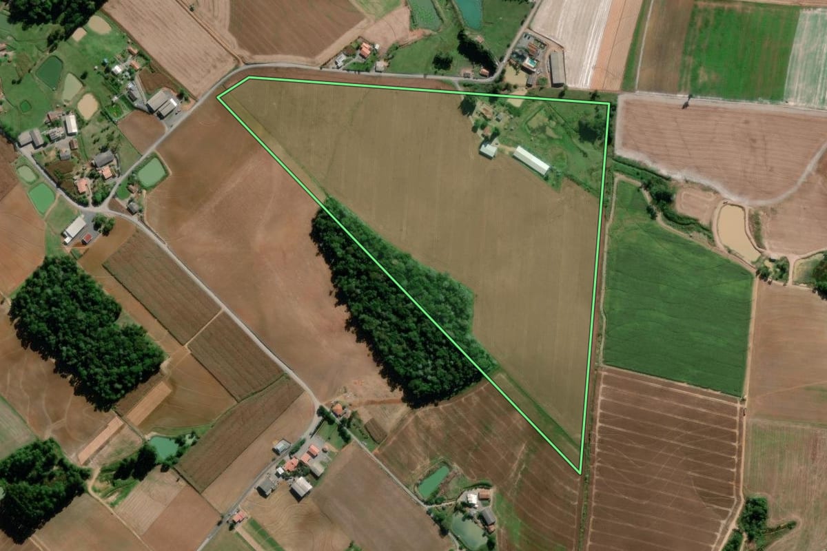 Imagem de satélite do imóvel rural em Ituporanga (SC), com o contorno declarado no CAR desenhado por cima.