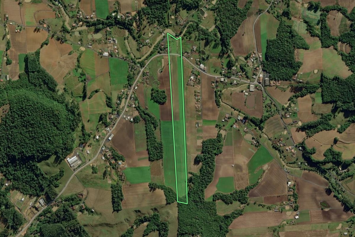 Imagem de satélite do imóvel rural em Ituporanga (SC), com o contorno declarado no CAR desenhado por cima.