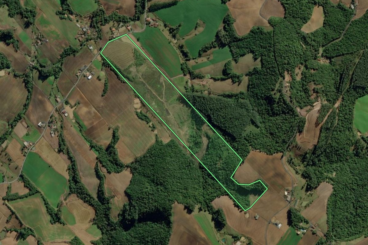 Imagem de satélite do imóvel rural em Ituporanga (SC), com o contorno declarado no CAR desenhado por cima.