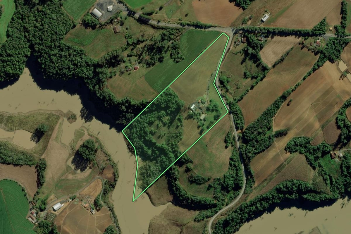 Imagem de satélite do imóvel rural em Ituporanga (SC), com o contorno declarado no CAR desenhado por cima.