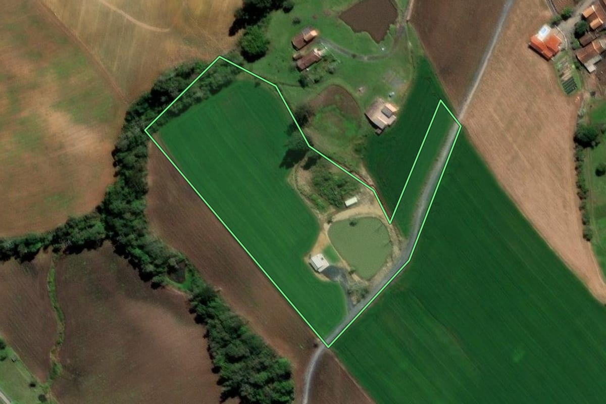 Imagem de satélite do imóvel rural em Ituporanga (SC), com o contorno declarado no CAR desenhado por cima.