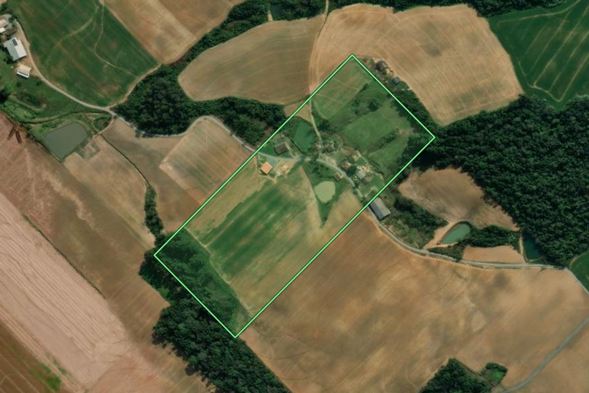 Imagem de satélite do imóvel rural em Ituporanga (SC), com o contorno declarado no CAR desenhado por cima.