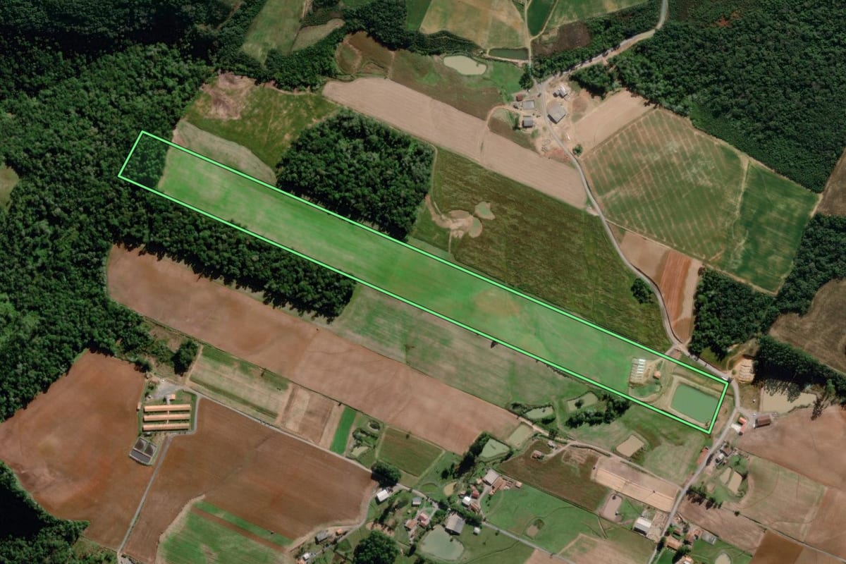 Imagem de satélite do imóvel rural em Ituporanga (SC), com o contorno declarado no CAR desenhado por cima.