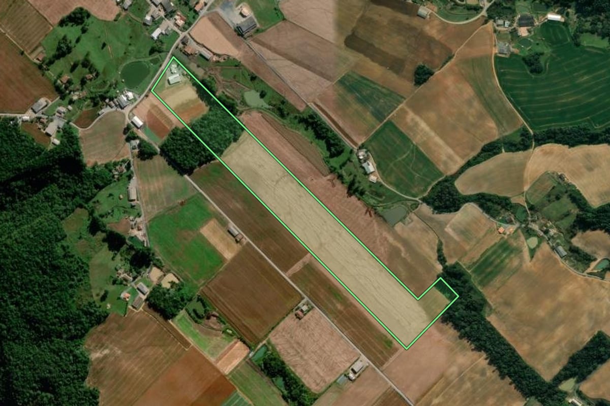 Imagem de satélite do imóvel rural em Ituporanga (SC), com o contorno declarado no CAR desenhado por cima.