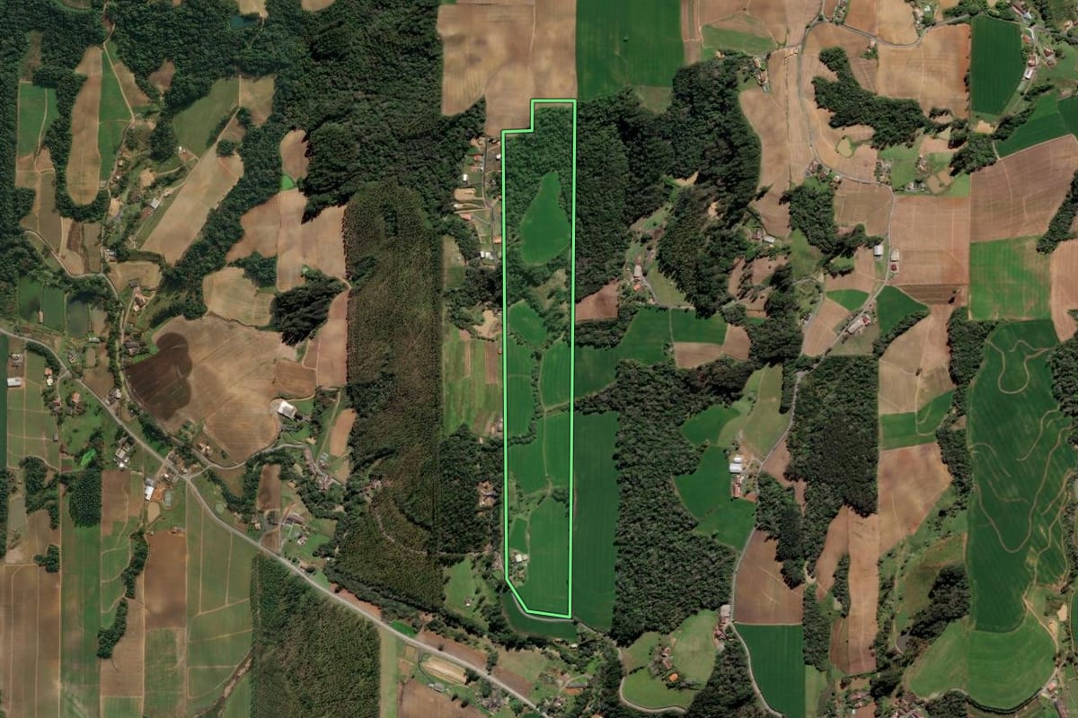 Imagem de satélite do imóvel rural em Ituporanga (SC), com o contorno declarado no CAR desenhado por cima.