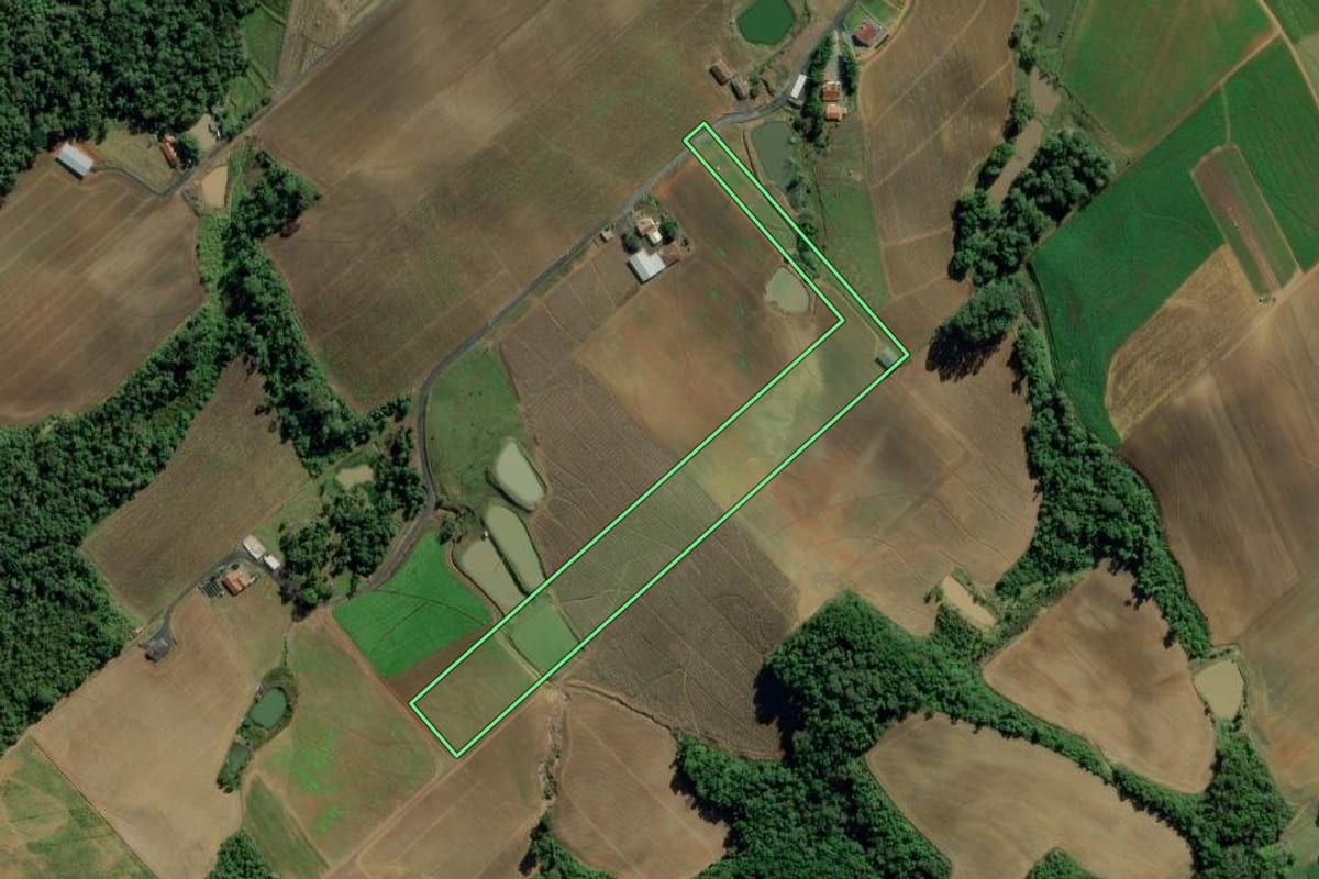 Imagem de satélite do imóvel rural em Ituporanga (SC), com o contorno declarado no CAR desenhado por cima.